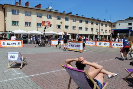 Zawodniczki biorą udział w konkursie rzutów